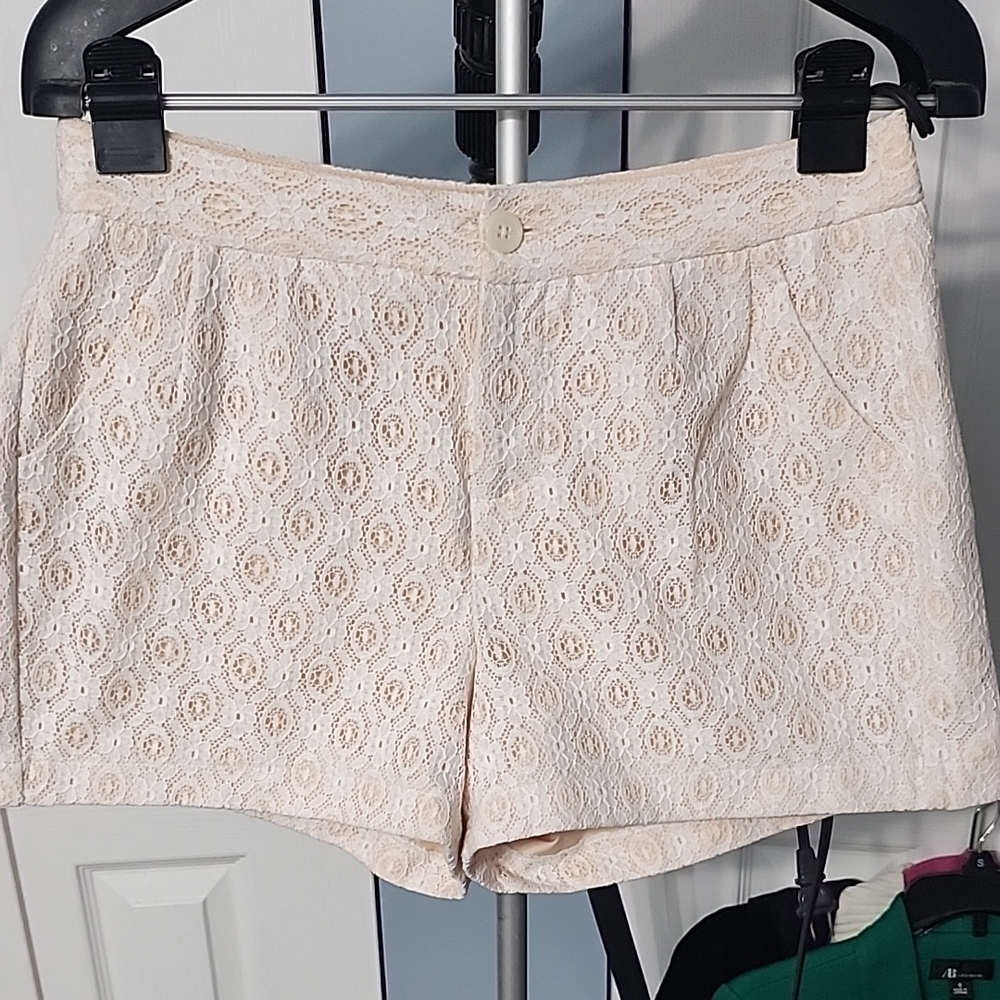 Size 6 Lace-Overlay Women's Shorts in Light Beige. new